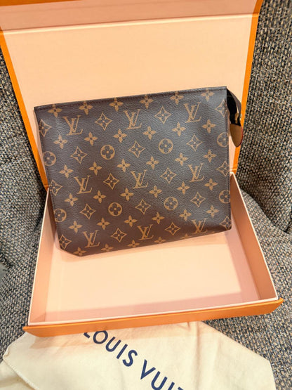 باوتش لويس فيتون | Louis Vuitton Pouch - size 26