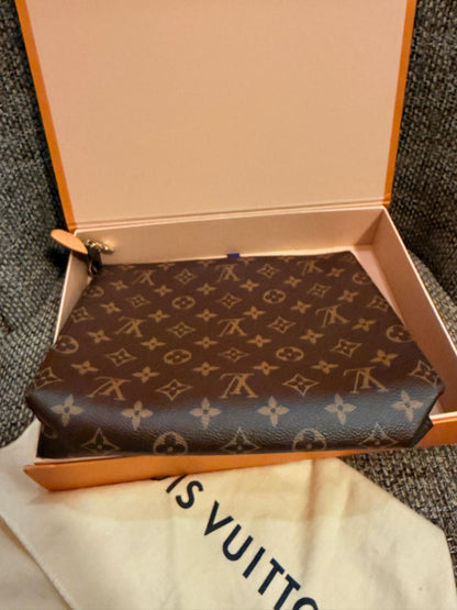باوتش لويس فيتون | Louis Vuitton Pouch - size 26