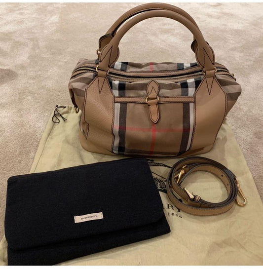 شنطة أطفال مع لحاف غيار  بيربيري مستعمل | Burberry Baby Bag with Mat Used