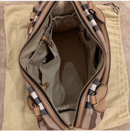 شنطة أطفال مع لحاف غيار  بيربيري مستعمل | Burberry Baby Bag with Mat Used