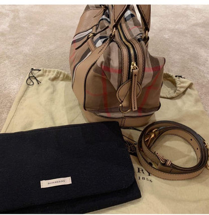 شنطة أطفال مع لحاف غيار  بيربيري مستعمل | Burberry Baby Bag with Mat Used