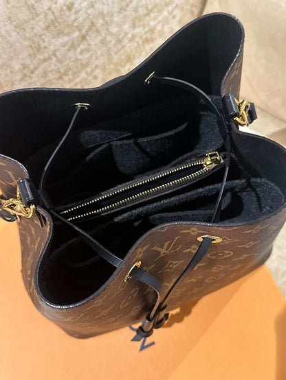 Louis Vuitton Bag Like New