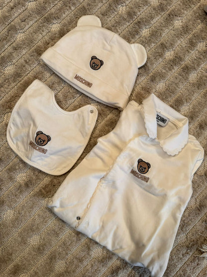 طقم موسكينو استعمال نظيف | MOSCHINO Set Used - size 6-9 Months