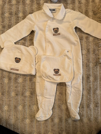 طقم موسكينو استعمال نظيف | MOSCHINO Set Used - size 6-9 Months