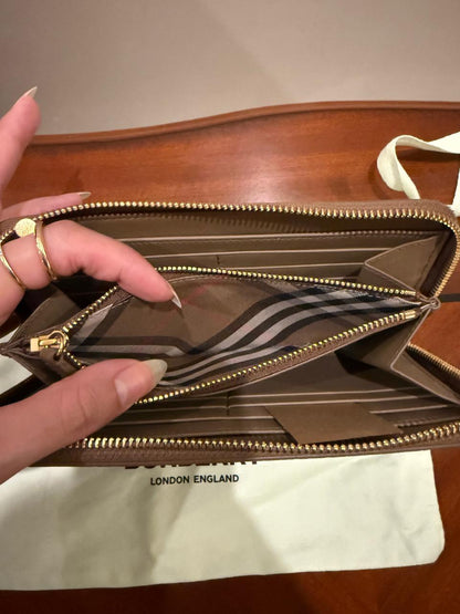 BURBERRY Wallet Like New