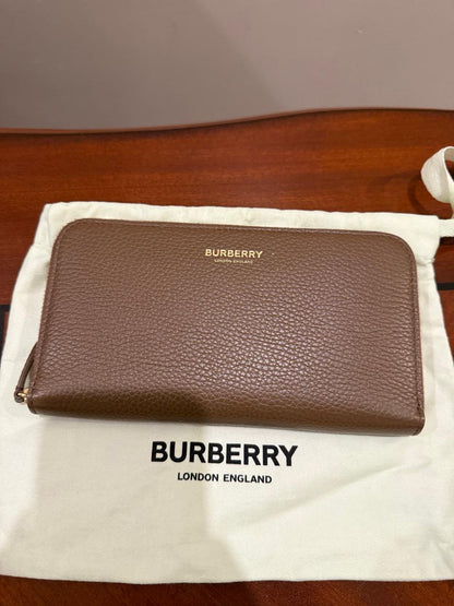 BURBERRY Wallet Like New