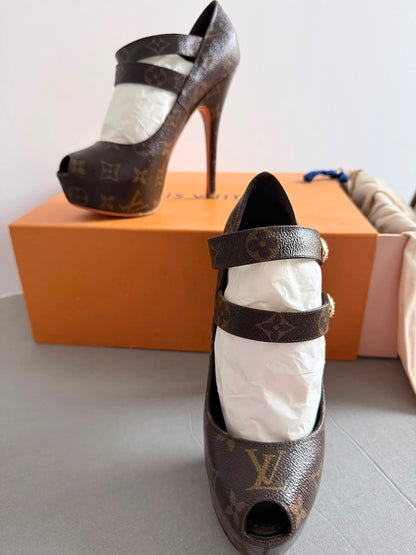 كعب لويس فيتون فنتج بحالة الجديد | Louis Vuitton Heels Like New - size 38