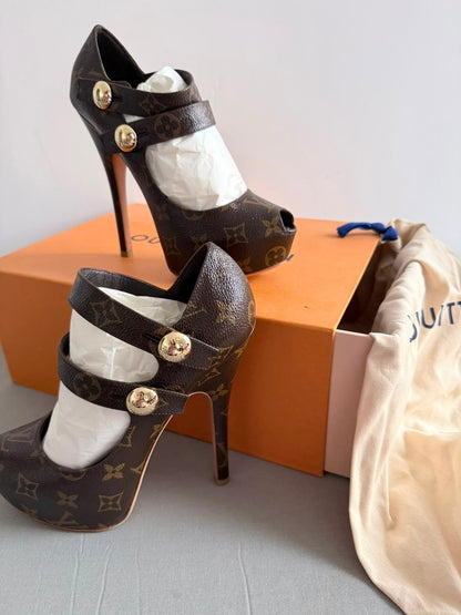 كعب لويس فيتون فنتج بحالة الجديد | Louis Vuitton Heels Like New - size 38