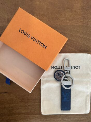 ميدالية لويس فيتون LV
