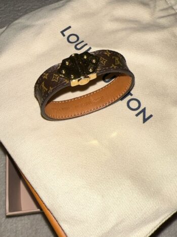اسوارة لويس فيتون LV