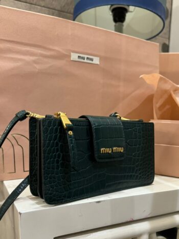شنطة ميوميو Miu Miu لون زيتي